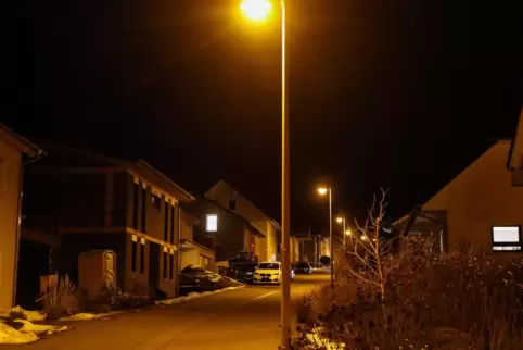 Die Rockenhausener Merkurstraße im 2005 erschlossenen Baugebiet Römerhof: Hier ist die Straßenbeleuchtung noch nicht auf LED umg Die Rockenhausener Merkurstraße im 2005 erschlossenen Baugebiet Römerhof: Hier ist die Straßenbeleuchtung noch nicht auf LED umg