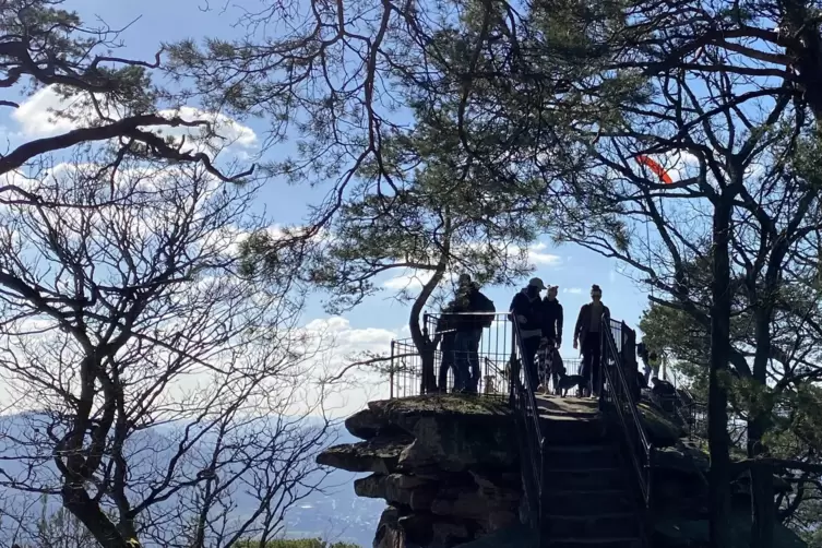 Die Pfälzer Hüttentour führt unter anderem zum Orensfels, von dem Wanderer eine schöne Aussicht über Rheintal und Pfälzerwald ha