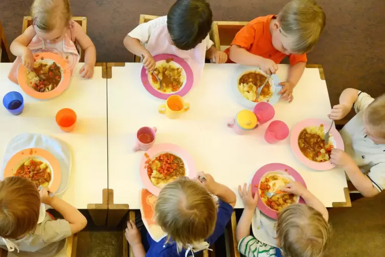 Eine durchgängig siebenstündige Betreuung der Kinder mit Essen erfordert auch mehr Personal in der Hauswirtschaft. 