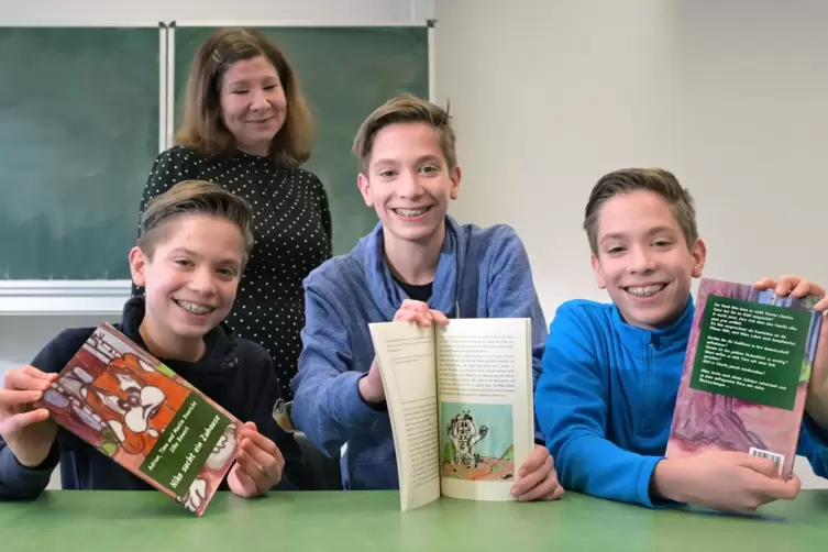 Die drei Satzzeichen: Die 13-jährigen Drillinge Martin, Adrian und Timo Doericht (von links) mit ihrem Buch „Niko sucht ein Zuha