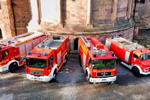 Allzeit bereit: Vier Generationen von Tanklöschfahrzeugen der Speyerer Feuerwehr präsentieren sich vor dem Dom. Im Jubiläumsjahr