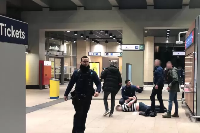 In einer U-Bahn-Station im EU-Viertel nimmt die Polizei einen jungen Mann fest.