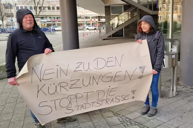 Stadtstraße stoppen: klare Botschaft vorm Pfalzbau von André Neu und Sylvia Kurz.