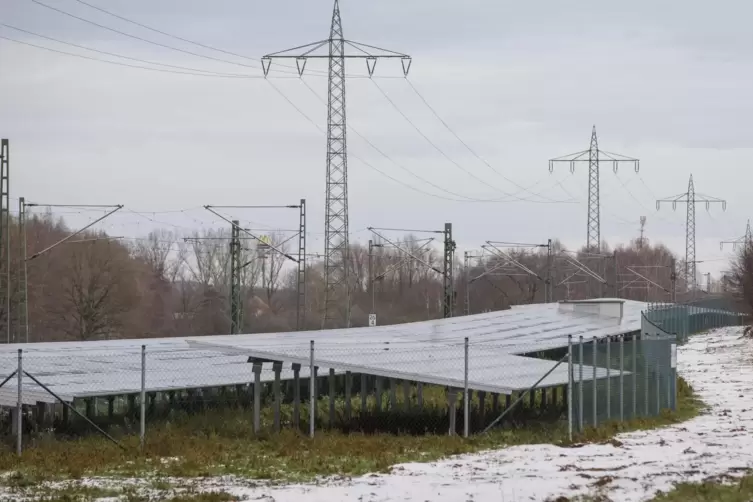 Der Solarpark mit einer Fläche von rund 6,7 Hektar zwischen der L395 und der Bahnstrecke steht bereits. 