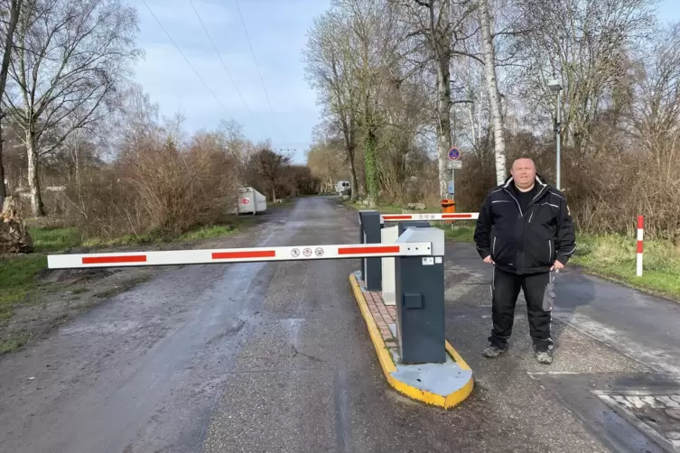 Ein Problem, mit dem sich Patrick Just vom Camper-Verein auseinandersetzen muss: Die Schranke an der Einfahrt muss versetzt werd