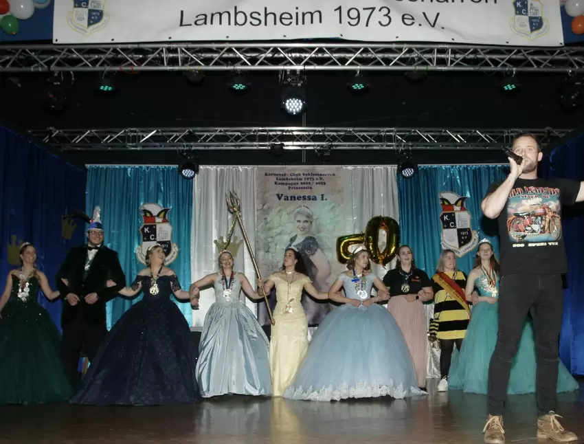 Claudio Glässer (rechts) von den Kollerkrotten aus Brühl mit allen anwesenden Prinzessinnen und Prinzen und Miss Strohhut "Sonja