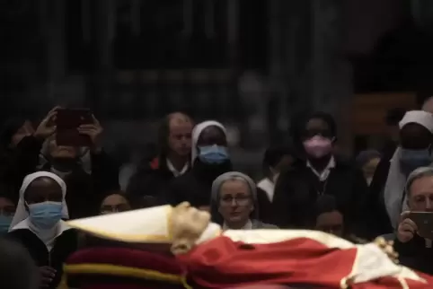 Der Leichnam des verstorbenen emeritierten Papstes Benedikt XVI. wurde im im Petersdom im Vatikan aufgebahrt.