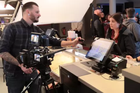 Hauptdarstellerin an der Filmwelt-Kasse: Jessica Stautz mit Kameramann Dominik Wahlster. 