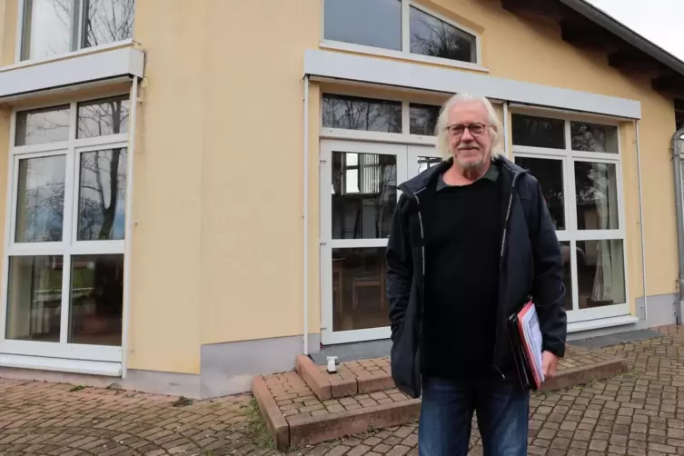 Hat hinter sich die Tür zugemacht: Holger Pradella vor dem Bürgerhaus in Biedesheim.