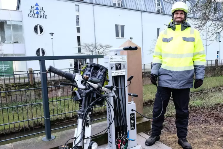 Konrad Maurer aus Zweibrücken fährt täglich mit dem E-Bike auf seine Arbeitsstelle im Jobcenter in Neunkirchen.