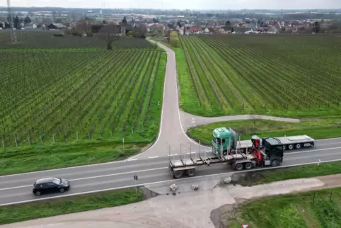 Blick an der Stelle der B272, auf die ein Wirtschaftsweg beziehungsweise eine Kreisstraße stoßen.
