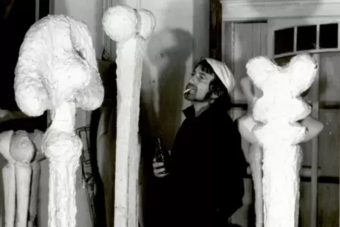 Sehr cool: Maximilian Hutlett zwischen Gipsen seiner Werke, ganz links die Vorlage der „Säule“, die jetzt im Zweibrücker Rosenga