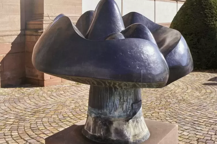 Maximilian-Hutlett-Skulptur &bdquo;Pleispilos&ldquo; (2013) vor dem Zweibr&uuml;cker Schloss. 