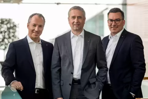 Die Vorstände der Sparkasse Vorderpfalz im neuen Dresscode „Business Casual“ (von links): Oliver Kolb, Thomas Traue (Vorstandsch