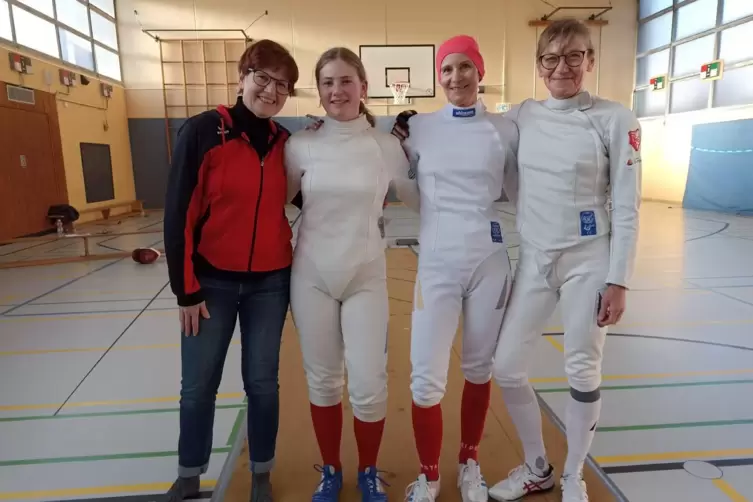 Betreuerin Renate Alles mit den TSG-Fechterinnen Emma Oberthür, Sonja Tippelt und Bettina Fichtel (von links). 
