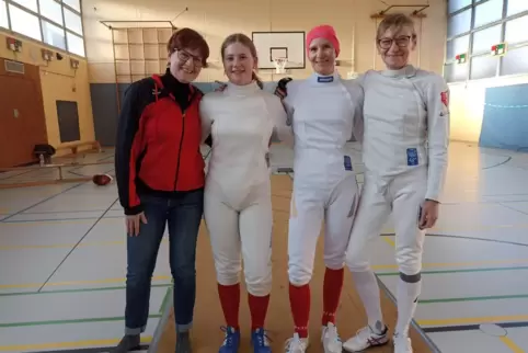 Betreuerin Renate Alles mit den TSG-Fechterinnen Emma Oberthür, Sonja Tippelt und Bettina Fichtel (von links). 