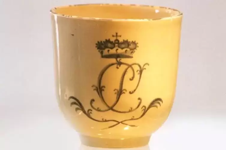 Herzog Christian IV. ließ eine Porzellanmanufaktur in Zweibrücken errichten. Daraus stammt diese kleine Tasse mit seinem Wappen.