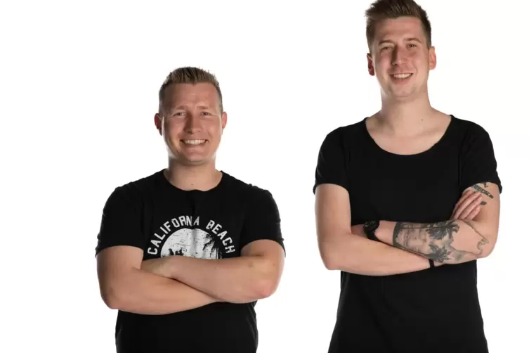 Mit &bdquo;Layla&ldquo; f&uuml;hrten Schlagers&auml;nger Sch&uuml;rze (links) und DJ Robin neun Wochen lang die Charts in Deutschland an.