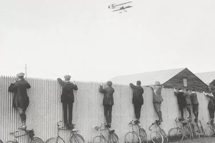 Zuschauer bei einer Flugshow 1912. 