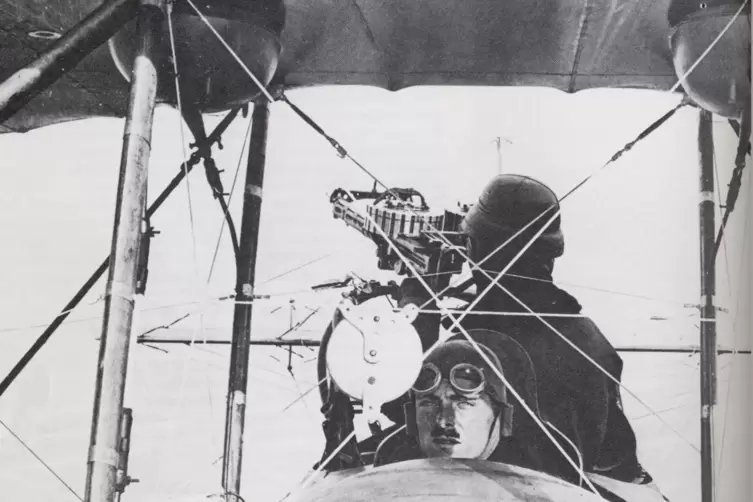Flugzeug mit fest installiertem Maschinengewehr um 1915. 