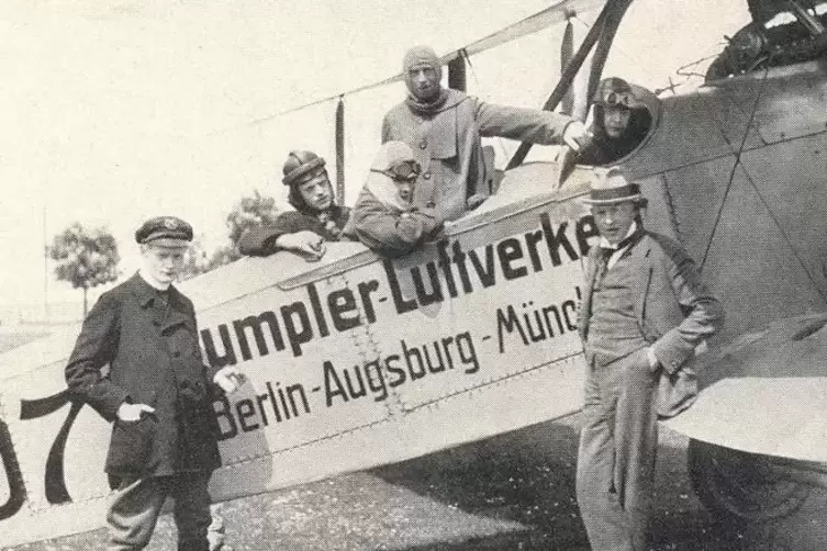 Maschine der 1919 gegründeten Rumpler Luftverkehrs AG mit Flugtouristen. 