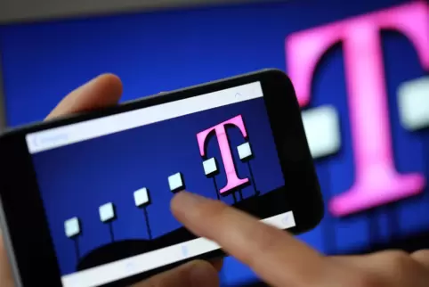 Die Telekom betreut nach eigenen Angaben 242 Millionen Mobilfunkkunden und 27 Millionen Festnetz-Anschlüsse.
