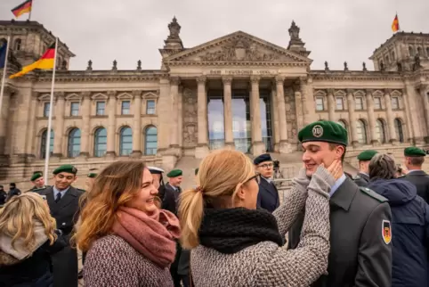 Zurück in die Mitte der Gesellschaft, wünschen sich Politiker die Bundeswehr. Bei einem öffentlichen Gelöbnis vor dem Reichstag 