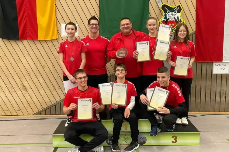  Die erfolgreiche Jugend und Schüler des SV Bruchmühlbach mit ihren Trainern und Betreuern Michael Zahm (hintere Reihe Zweiter v