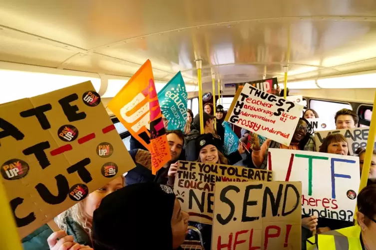 Streikende Lehrer fahren in London in einem Bus zu einer Demonstration für das Streikrecht. 