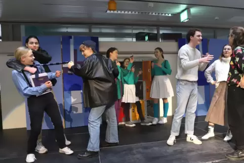 Vor dem Schulball auf der Highschool wird viel diskutiert und taktiert. Wer darf mit wem tanzen? Dabei geht es auch mal ruppig z