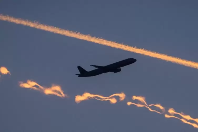 Über der Region lassen Flugzeuge immer wieder Treibstoff ab. 