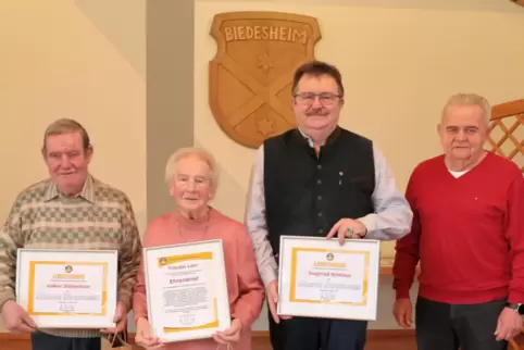 Für besonderes Engagement beim 1. FC Biedesheim von Udo Schöneberger (rechts ) ausgezeichnet (von links): Volker Siebenhaar, Tra