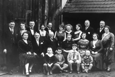 Von den 21 jüdischen Menschen auf dem Foto starben vermutlich drei noch vor dem Holocaust, 15 wurden später ermordet. Drei haben