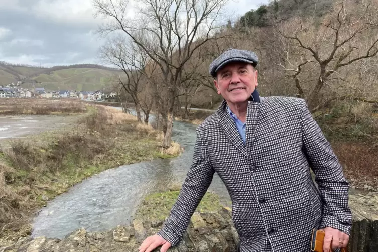 Hubert Pauly, der Präsident den Weinbauverbands Ahr. In seinem Handy hat er Bilder und Filme von der Brücke, auf der er steht, a