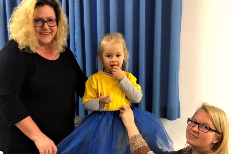 Auch Oma Liane (links) und Mama Laura Huber gefällt das Kostüm, mit dem die kleine Lilly auf der Bühne stehen wird. 