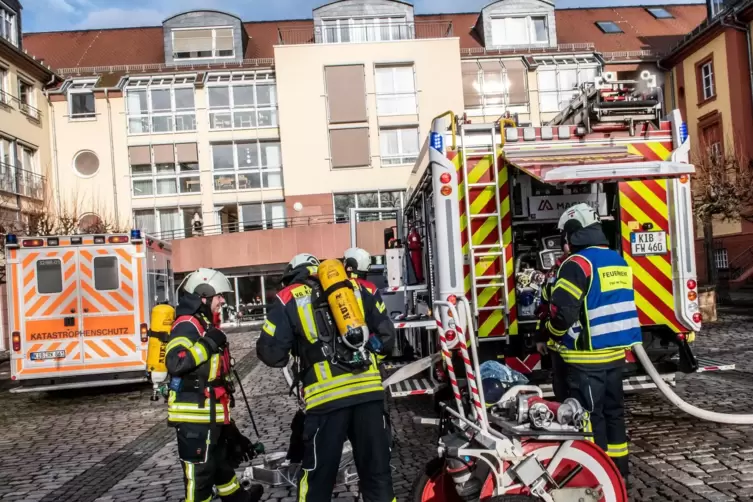 Feuerwehrleute machen ihre Atemschutzger&auml;te bereit.