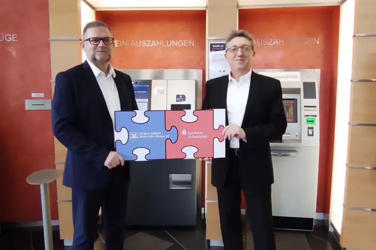 Sparkasse und VR-Bank kooperieren in Bundenthal: hier die Vorstandsmitglieder Bernd Lehmann (links, VR-Bank) und Jürgen Keiper (