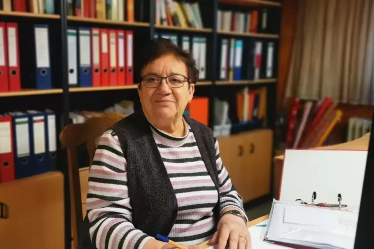 Hannelore Zwierlein in ihrem Arbeitszimmer, in dem auch die vielen Aktivitäten des Mutterstadter CDU-Ortsvereins archiviert sind