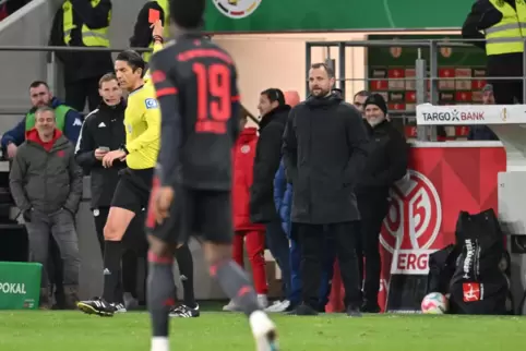 Durchgegriffen: Deniz Aytekin zeigt Bo Svensson die Rote Karte. 