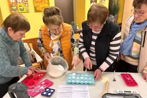 Wo sonst Muffins, Pralinen oder Kekse Platz finden, füllen (von links) Margitta Becht, Reinhilde Pellkofer, Hella Hutzel und Mar