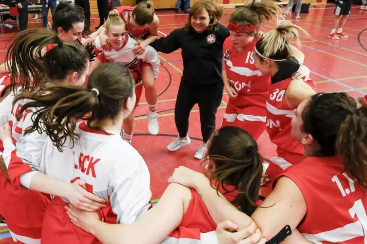 Das waren noch fröhliche Zeiten: Die Basketballerinnen feierten mit Trainerin Frauke Woll den Aufstieg in die Regionalliga.