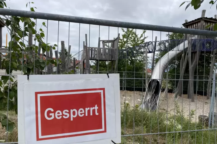 Wegen der Lärm-Klage eines Anliegers eingezäunt und teils gesperrt: die Alla-Hopp-Anlage in Grünstadt. 
