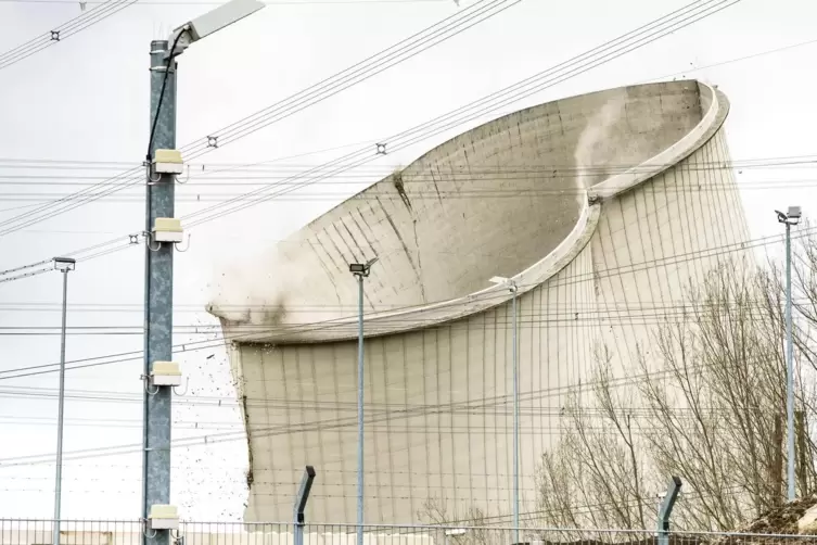  Einer der vier Kühltürme des stillgelegten Atomkraftwerkes Biblis fällt beim Abriss in sich zusammen.