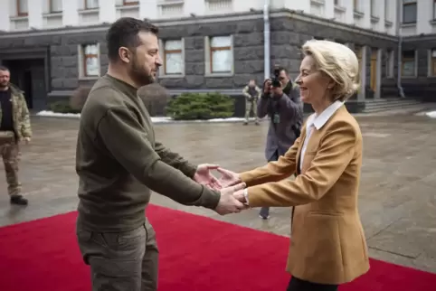 EU-Kommissionspräsidentin Ursula von der Leyen ist am Donnerstag bei Präsident Wolodymyr Selenskyj in Kiew eingetroffen. Am Frei