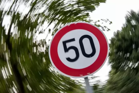 Derzeit gilt Tempo 50 in der Rosenhofstraße. Anlieger fordern jedoch Tempo 30. 