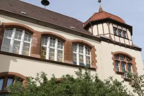 Wenig Reserve: Der Grundschule Kirchheim-Kleinkarlbach (im Bild: das Gebäude in Kirchheim) stehen 187,5 Lehrerwochenstunden zur 