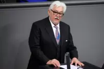 Der große Moment im Bundestag: Klaus Schirdewahn hält eine bewegende Rede.