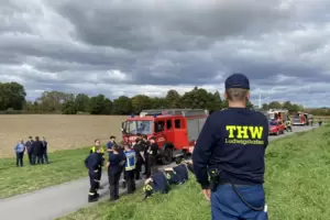 Am Deich: Einsatzkräfte von THW und Feuerwehr während der Hochwasserübung. 