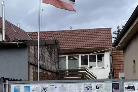 Das Anwesen mit Reichsbürger-Dekoration in Siobeldingen. 
