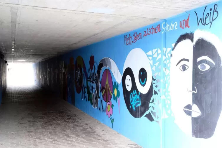 In der Fu&szlig;g&auml;ngerunterf&uuml;hrung Masuren-/Schwalbenstra&szlig;e ist es jetzt helle. Die W&auml;nde wurden k&uuml;nstlerisch bemalt.